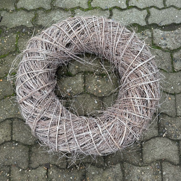 Dekorativer Kranz aus Naturzweigen