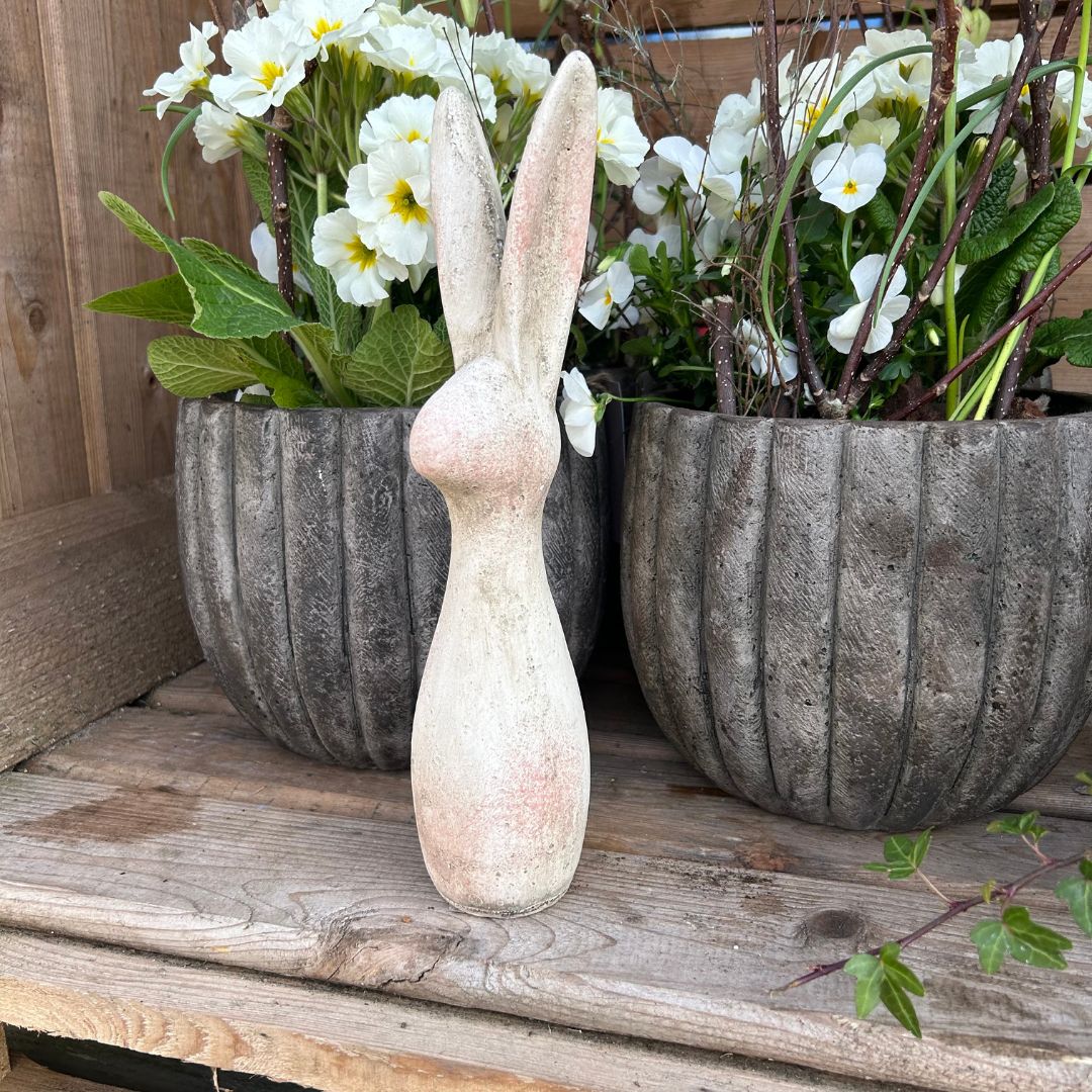 Beton-Hase mit langen Ohren