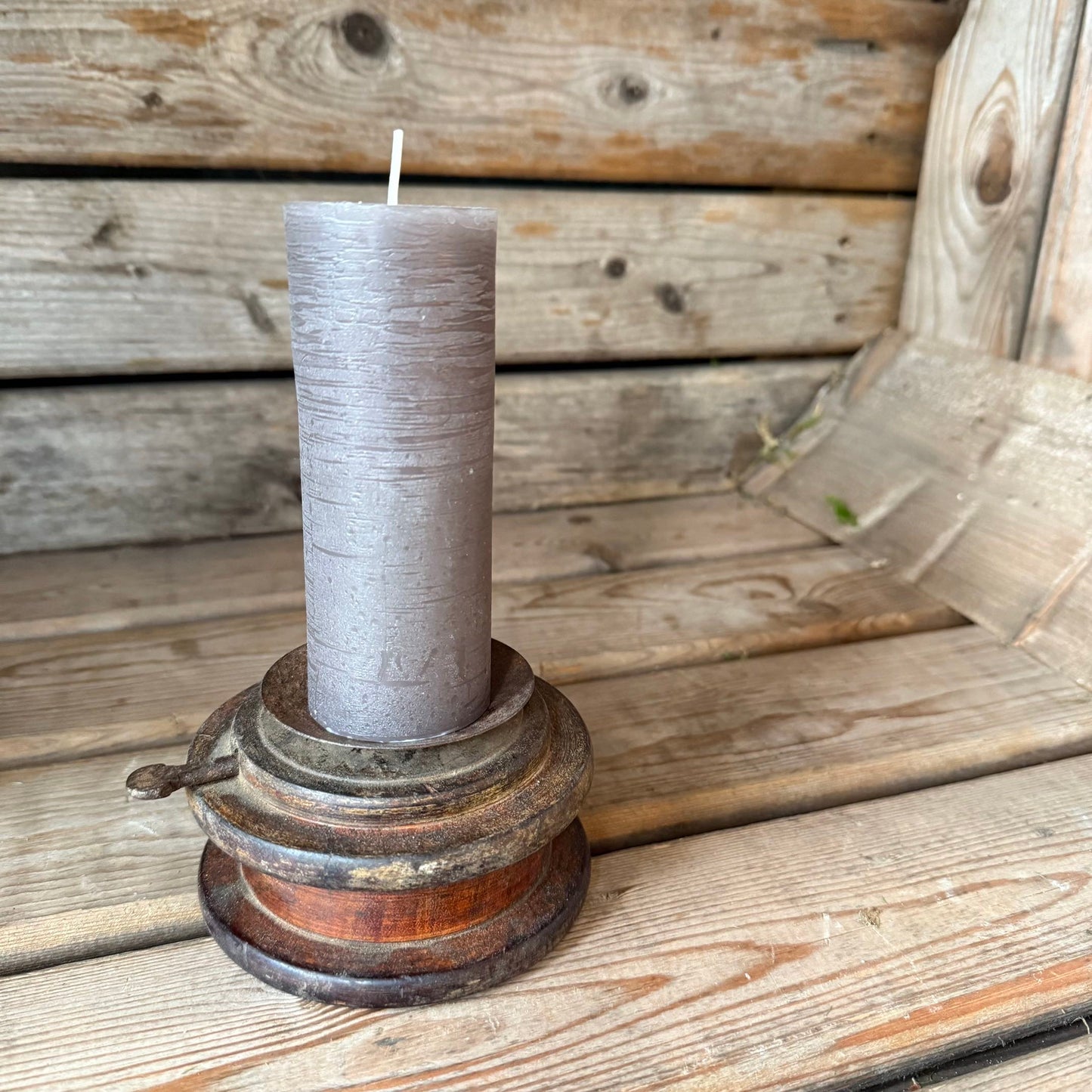 Dekorative Garnspule als Kerzenhalter