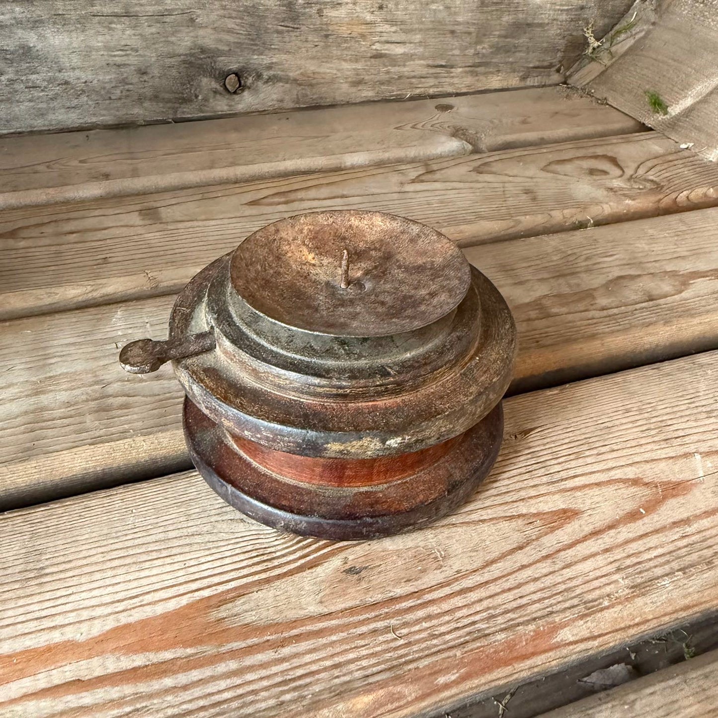 Dekorative Garnspule als Kerzenhalter