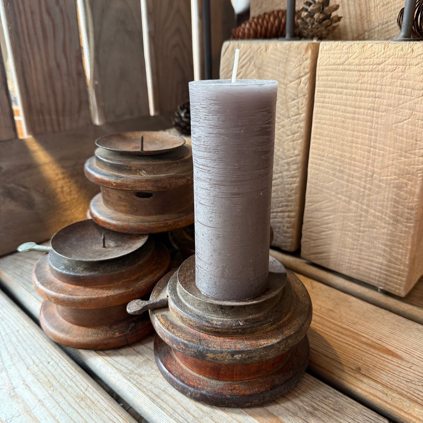 Dekorative Garnspule als Kerzenhalter