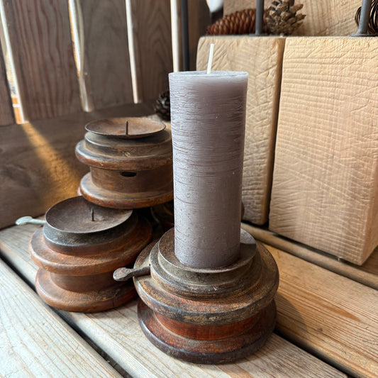 Dekorative Garnspule als Kerzenhalter