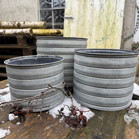 Runder Zinktopf mit Rillenmuster