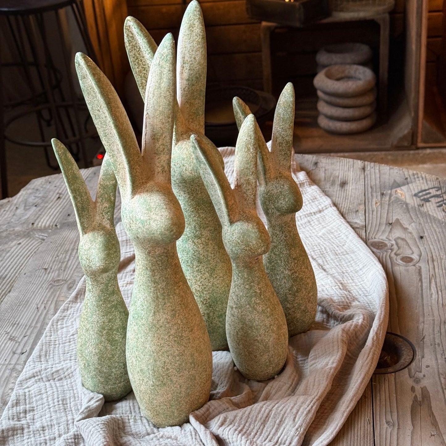 Beton-Hase mit langen Ohren