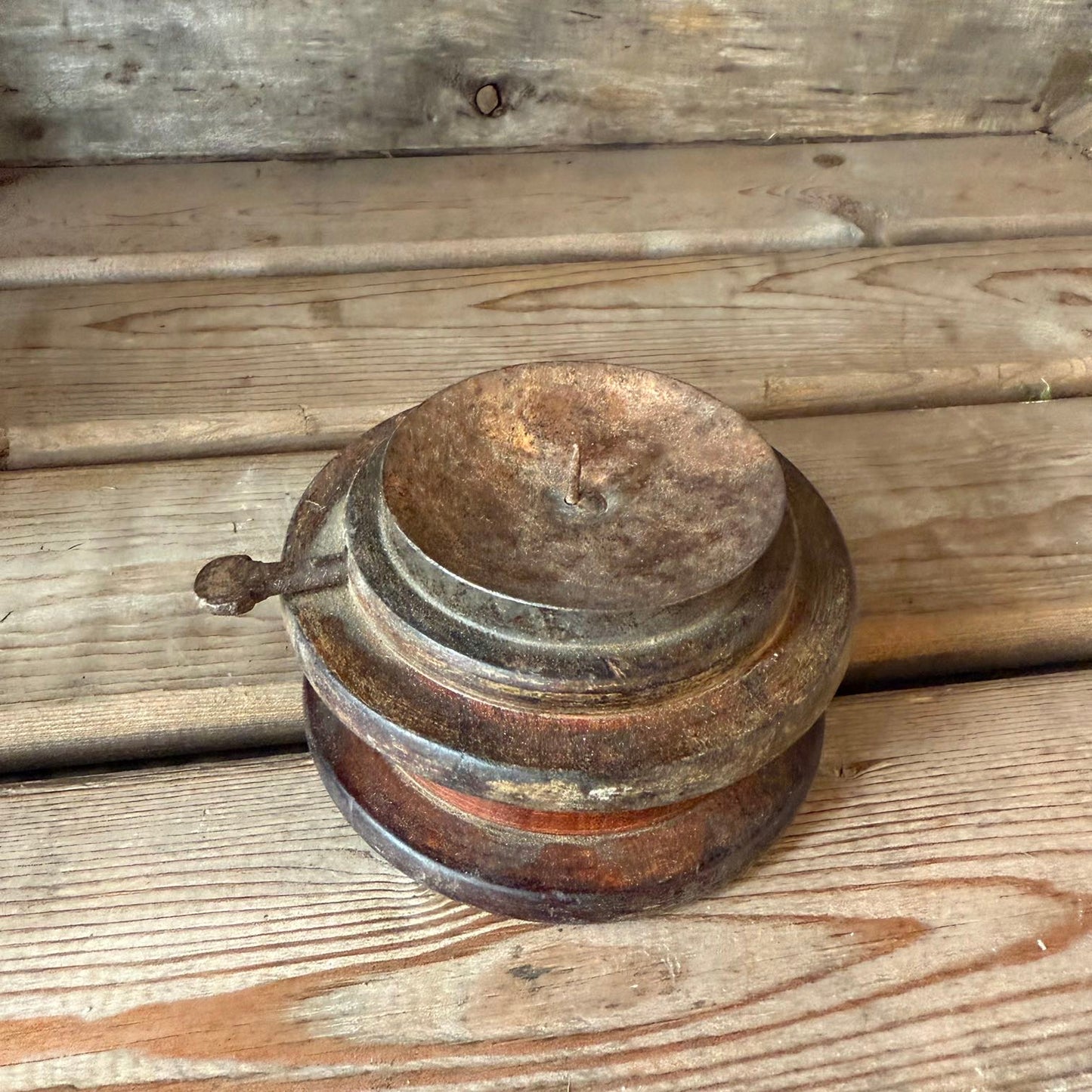 Dekorative Garnspule als Kerzenhalter